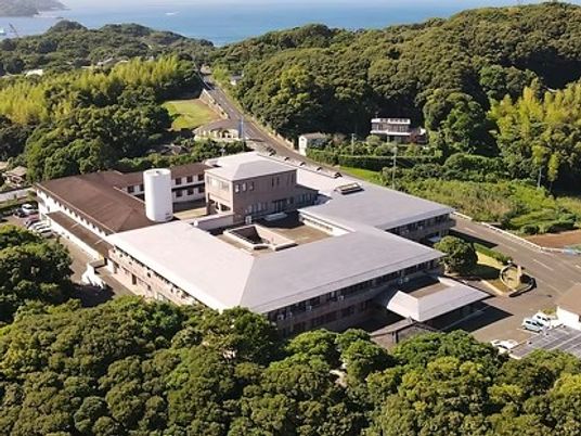 海辺近くの施設外観  