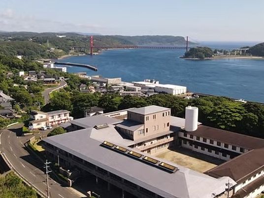 海沿いの施設外観  