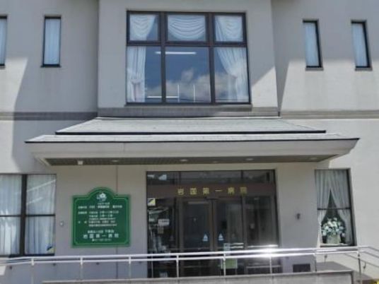 明るいエントランス外観  