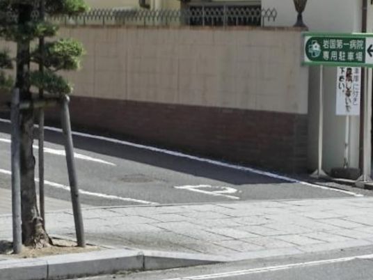 施設前の道路  
