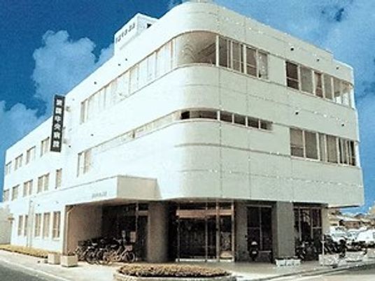 白い建物の外観  