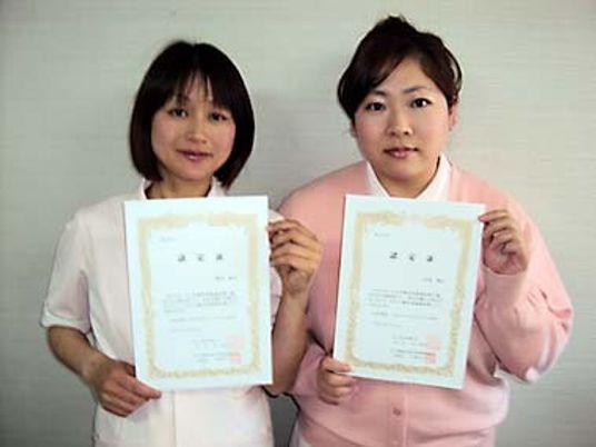スタッフ2人の掲示前  