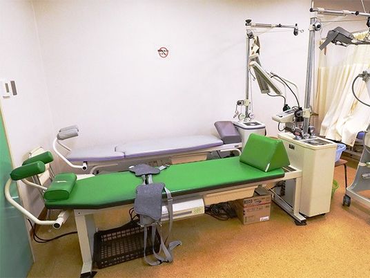 機能訓練室のベッド  