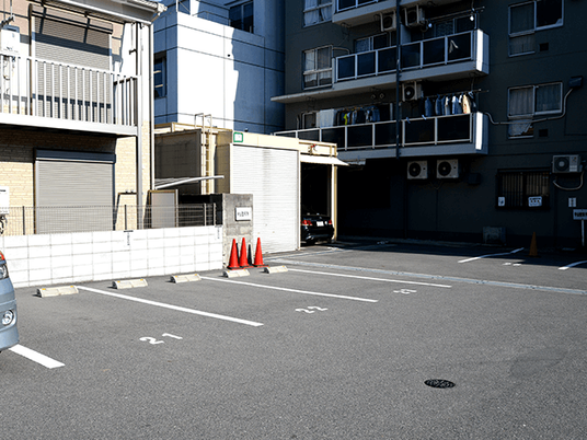 建物前の駐車場  