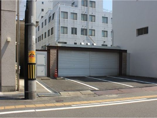 建物横の駐車場