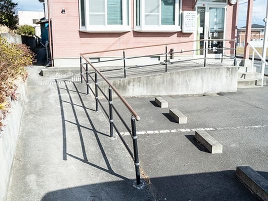 スロープのある屋外通路  