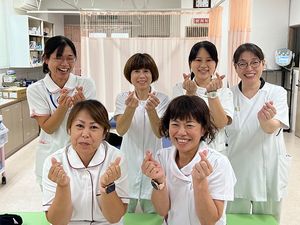 笑顔のスタッフが並ぶ休憩室  