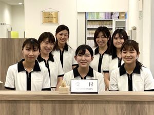 受付に立つ職員たち  