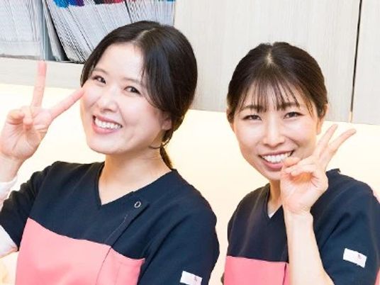 笑顔のスタッフ2人  