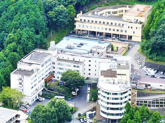 緑に囲まれた施設外観  