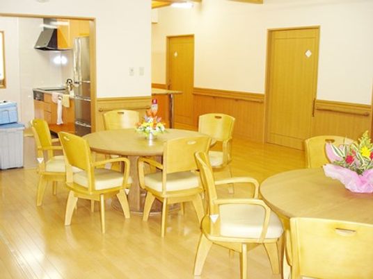 ダイニングの木製テーブルと椅子