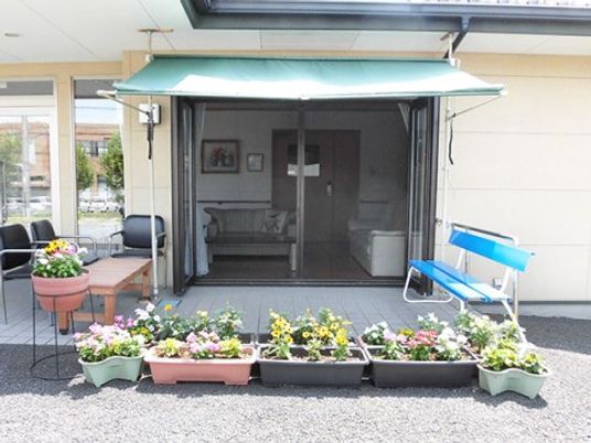 エントランスと花壇の景色