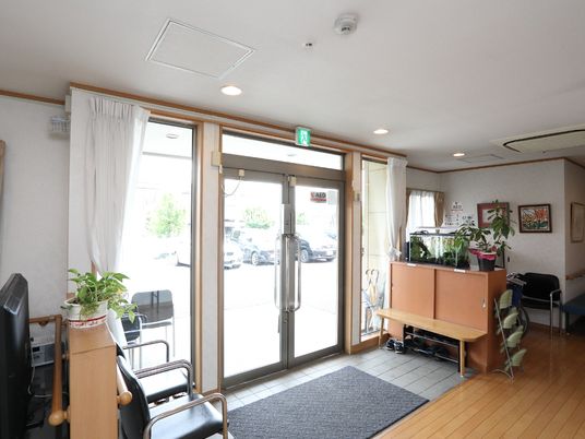 明るいエントランスの様子