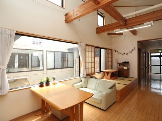 木造の明るいリビング