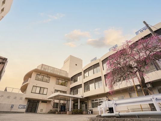 桜のある外観  