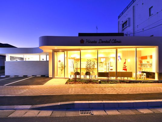 夕景の外観  