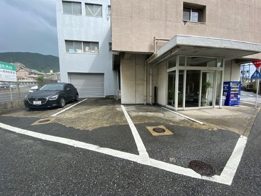 建物前の駐車場  