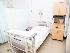 ベッドと家具のある居室  