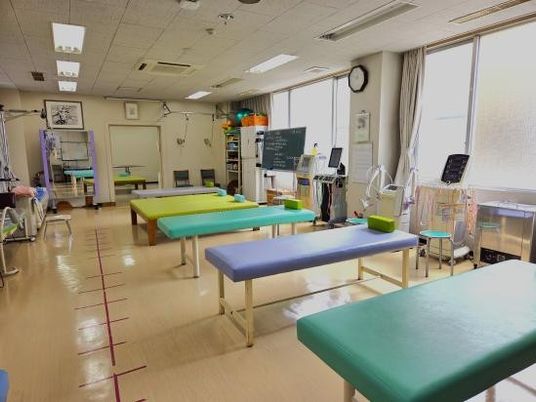 機能訓練室のベッド  