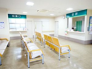 明るい待合ロビー  