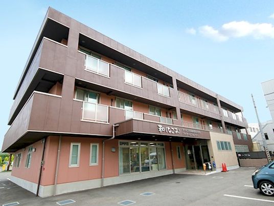 建物正面の外観  