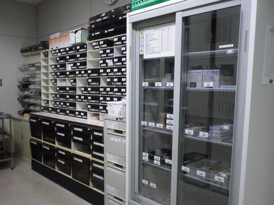 薬品収納棚のある部屋  
