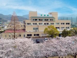 桜と建物の外観  