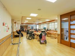 温かい雰囲気の食堂