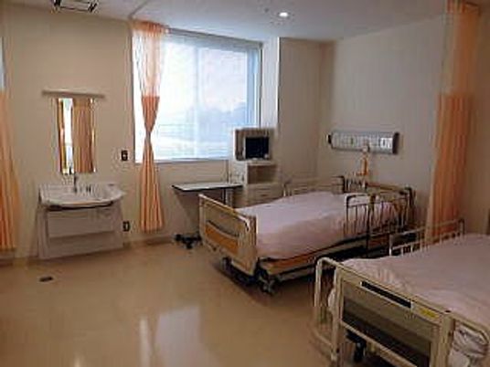 明るい個室の居室  