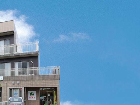 施設外観と青空  