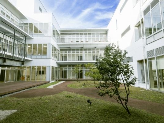 中庭のある建物外観  