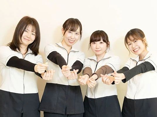 笑顔のスタッフ集合  