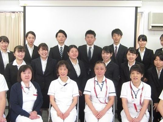 スタッフ集合の室内  