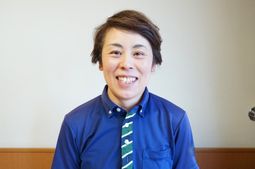 スタッフの笑顔の人物