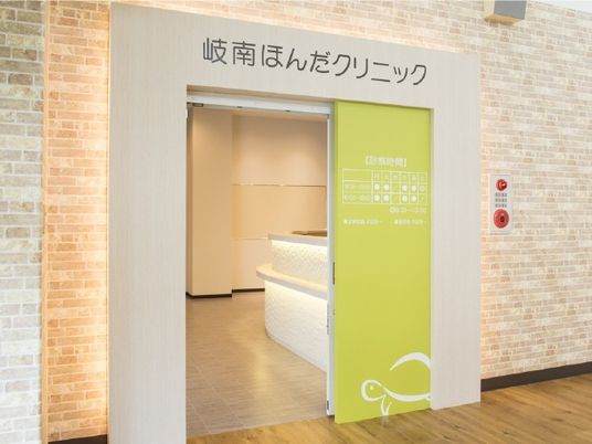 明るい受付の出入口  