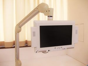 可動式モニターのある居室  