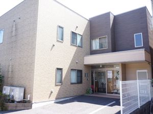 明るい施設の入口外観
