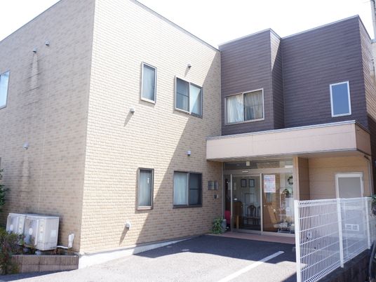 明るい施設の入口外観
