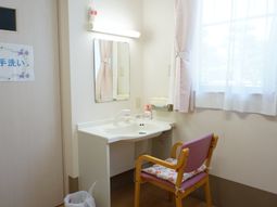 清潔な洗面台と椅子