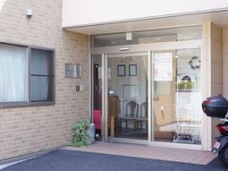 入口の明るいエントランス