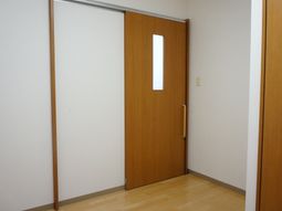 シンプルな居室の扉