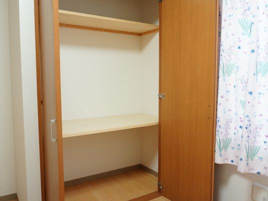 整然とした洋室のクローゼット
