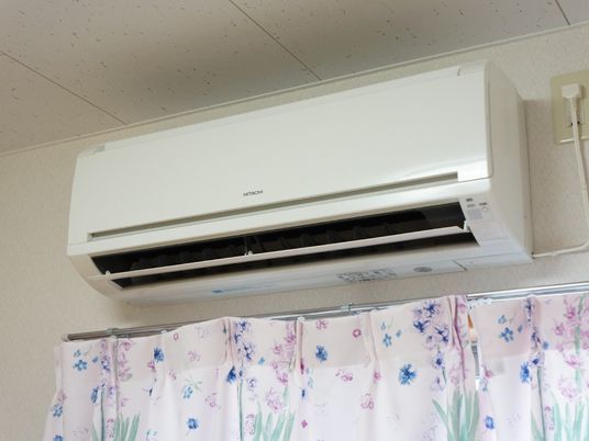 壁掛けエアコンとカーテン