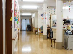 明るい廊下と居住空間