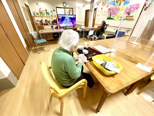 明るい共有ラウンジの様子
