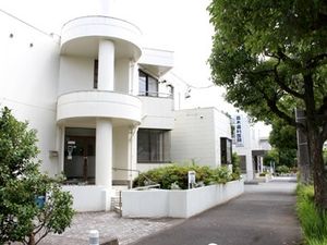 白い外観の施設入口  