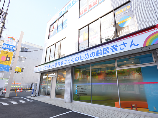 明るい外観の建物  