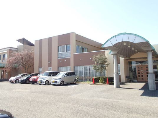 広い駐車場の建物外観