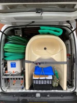 機材が積まれた車両後部
