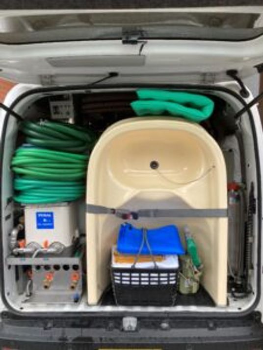 機材が積まれた車両後部